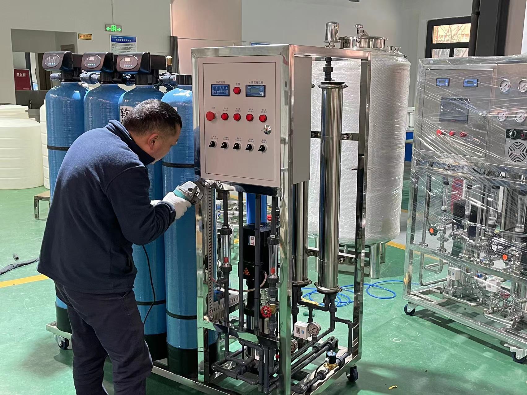純水設（shè）備安裝現（xiàn）場