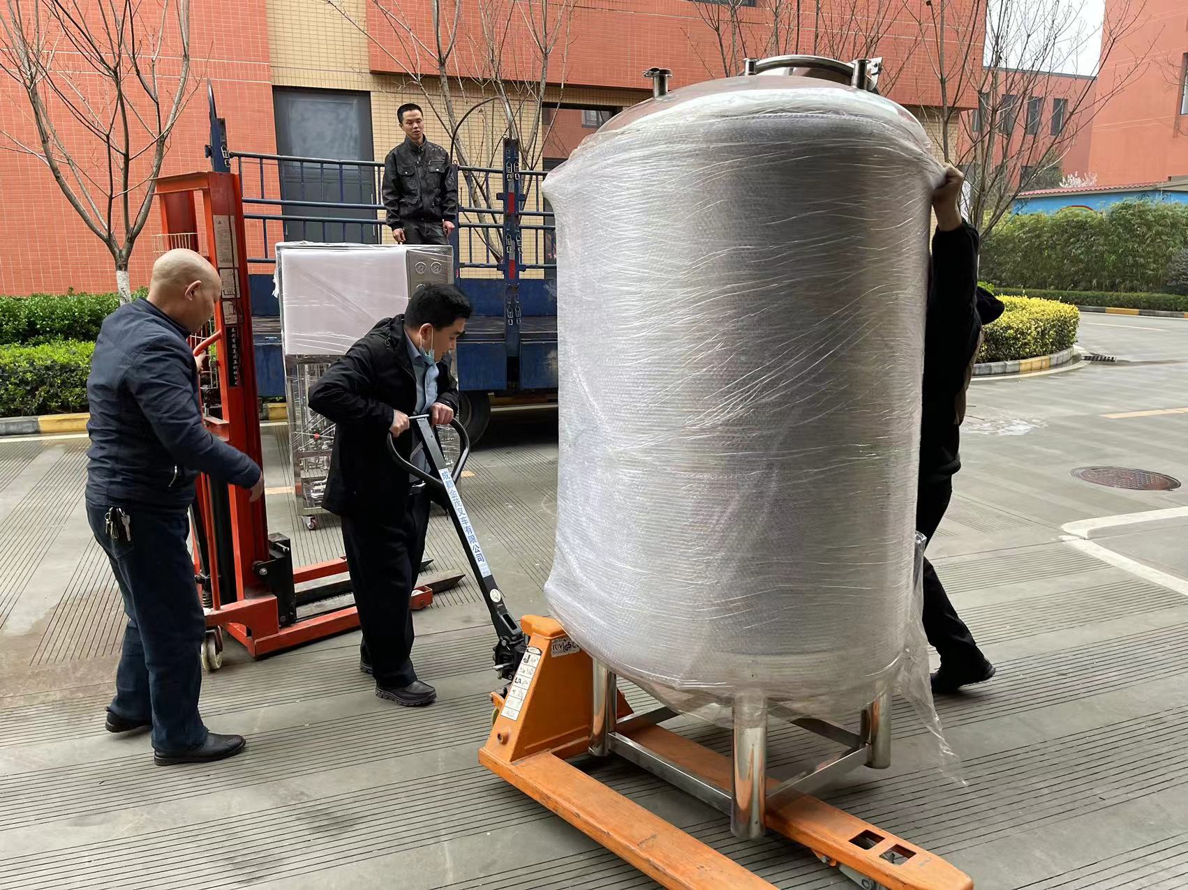 大(dà)型純水設備發貨現場 大型純水設備(bèi)發(fā)貨現(xiàn)場